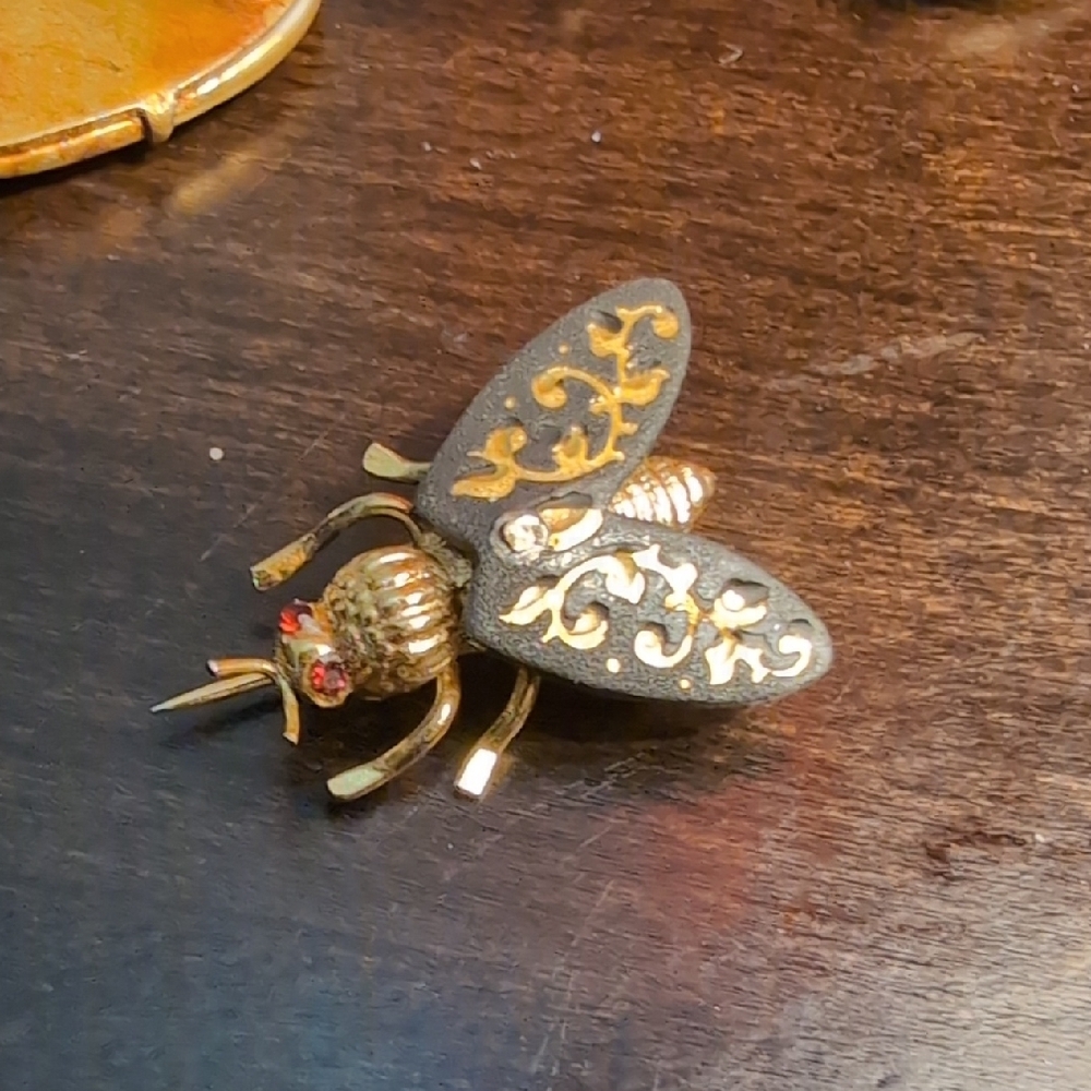 Gold and Purple Brooch Set with Intricate Details - Picture 4 of 6